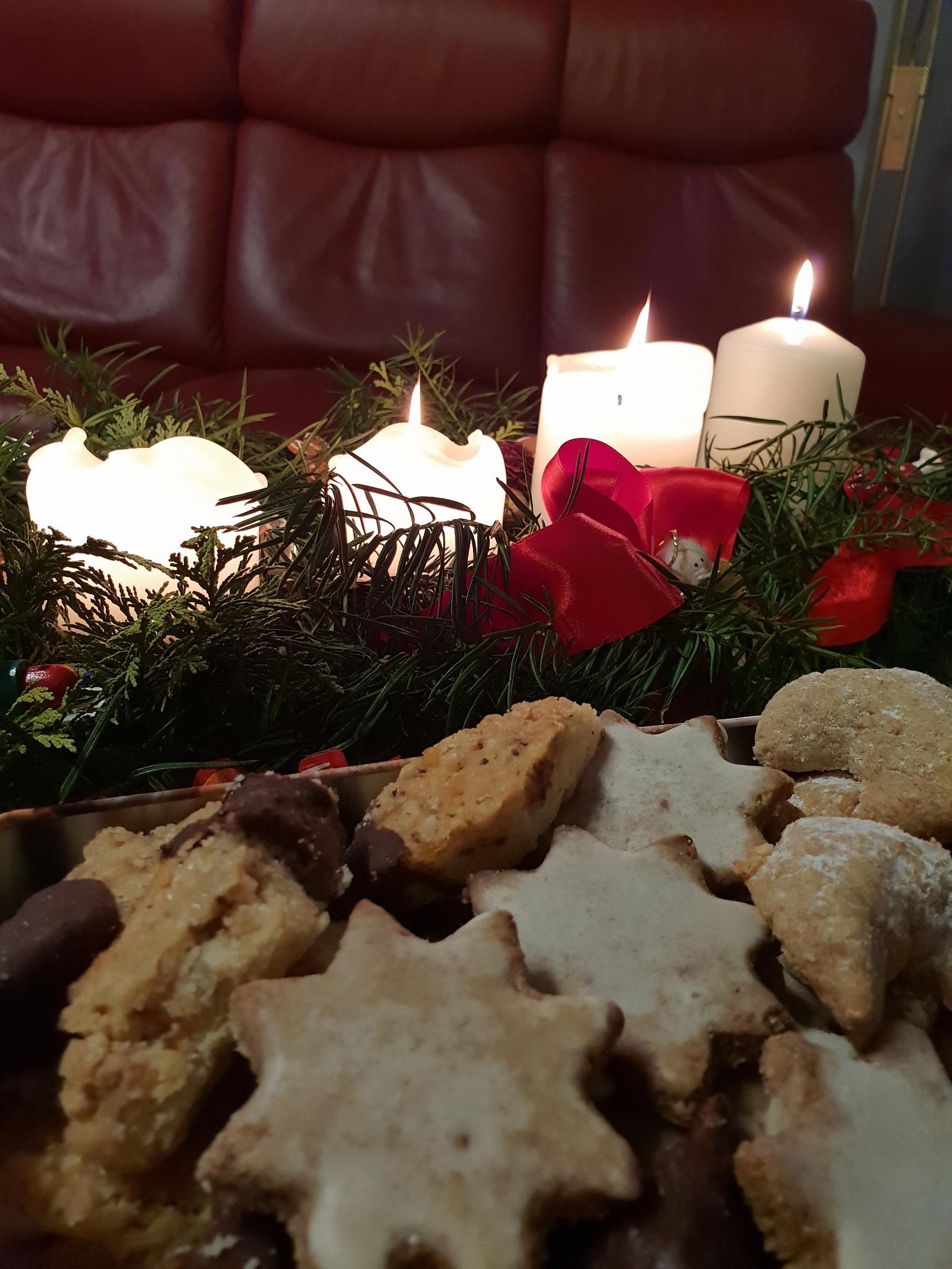 Plätzchen vor Adventslichtern